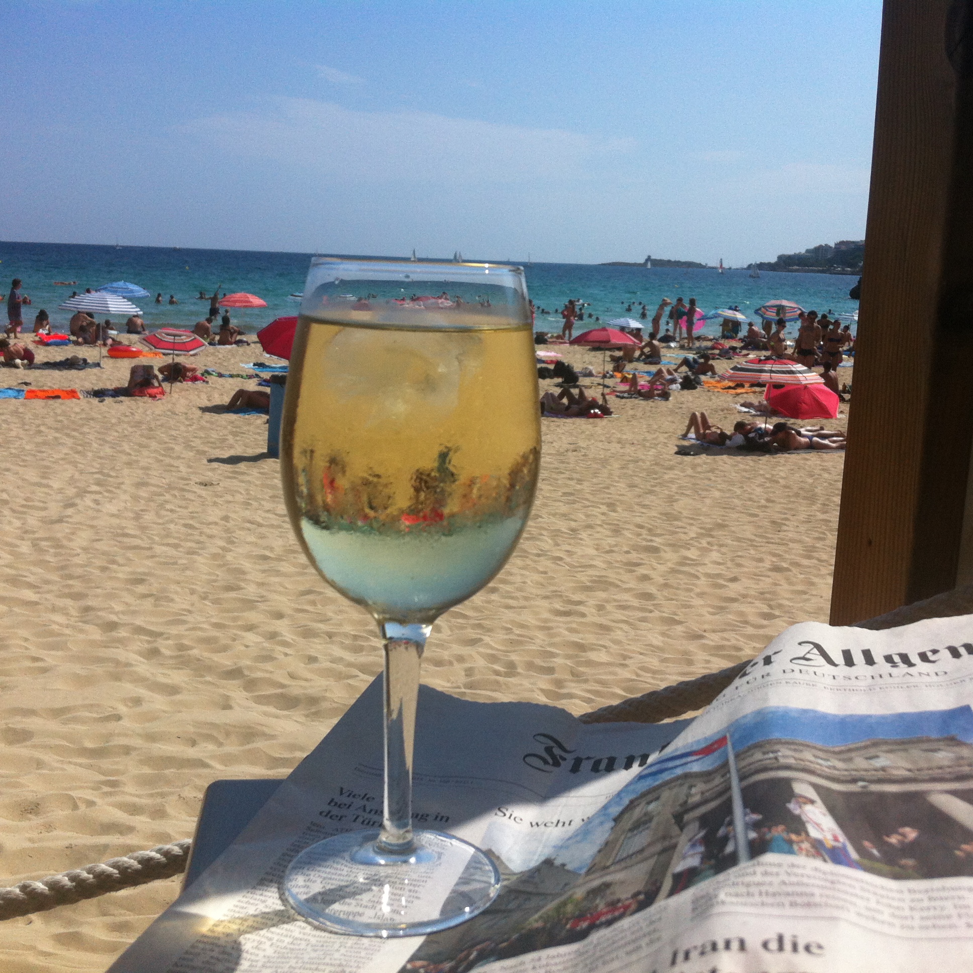 Alles geht seinen gepflegten, streng geregelten Gang am Strand von Cala Mayor, Mallorca. Foto: Kassandra.