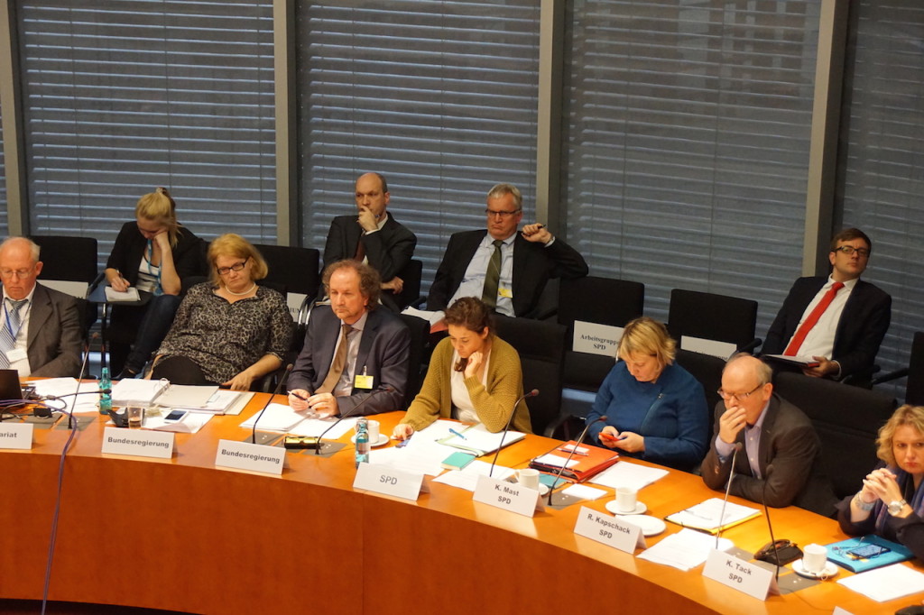 Anhoerung zur Umsetzung der Mob-RL im BT-Ausschuss Arbeit und Soziales am 9. November 2015 in Berlin, hier Regierungsvertreter sowie Abgeordnete der SPD. 5. v.l. Peter Goergen. Foto: Bruess 